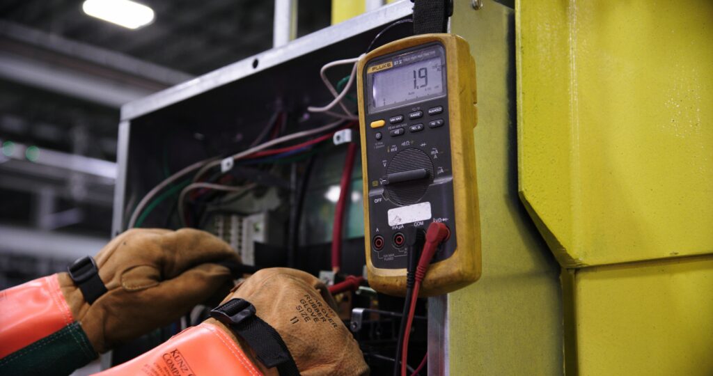 Électricité générale - Technicien Redelec34 effectuant un diagnostic électrique avec un équipement specialisé.