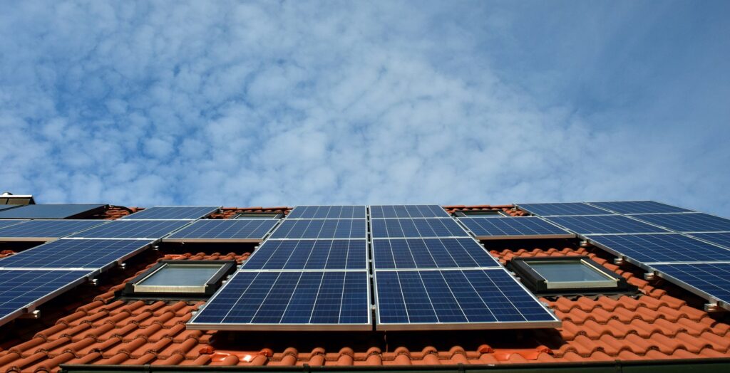 Installation de panneaux Photovoltaïque par Redelec34 pour une énergie renouvelable.